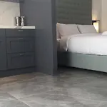 Roni Suite